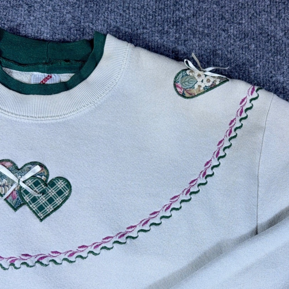 Vintage Jerzees Heart Applique Sweatshirt Cream Green Distressed 90s USA Medium - Picture 4 of 10
